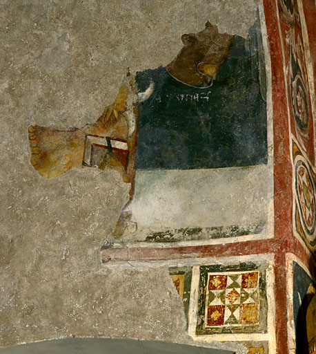 Décor peint de l'abside. Vestiges des symboles de saint Matthieu et de saint Luc.