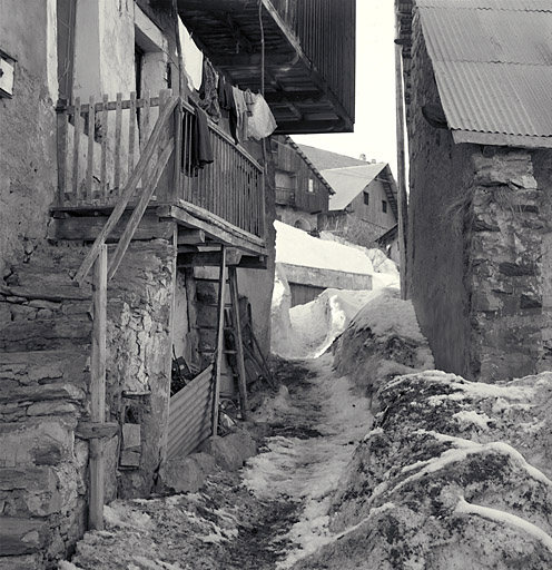Puy-Aillaud. Rue, vue prise en mars 1982.