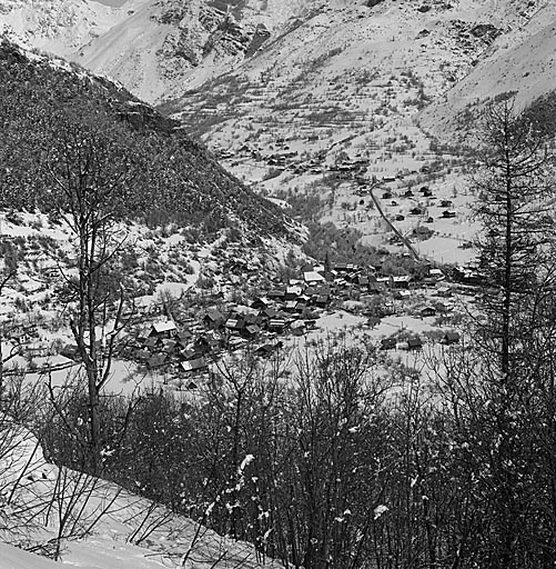 Village. Vue prise de la route de Puy-Saint-Vincent au mois de mars.