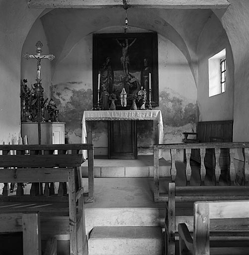 Vue intérieure prise de la nef vers le choeur.