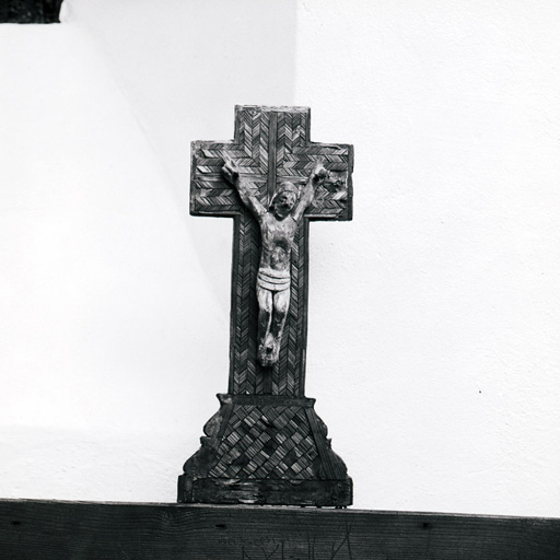 Croix en marqueterie fixée sur le dossier de la chaire du siège du prieur.