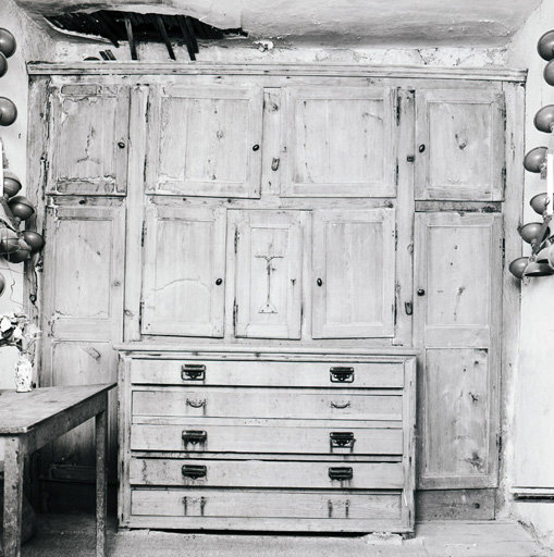 Meuble de sacristie. Vue de face.