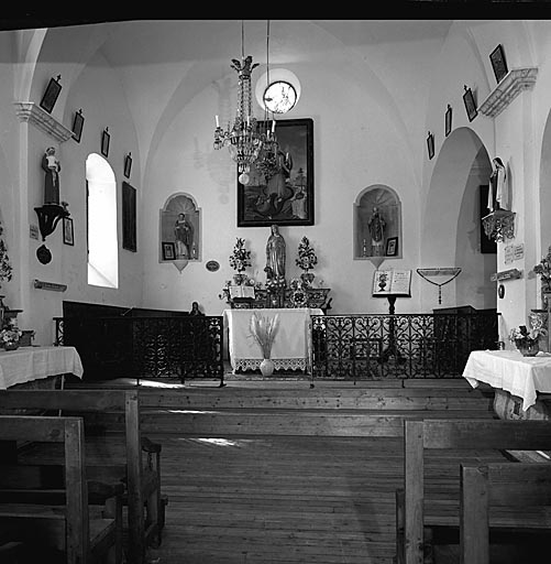 Vue intérieure prise de la nef vers le choeur.