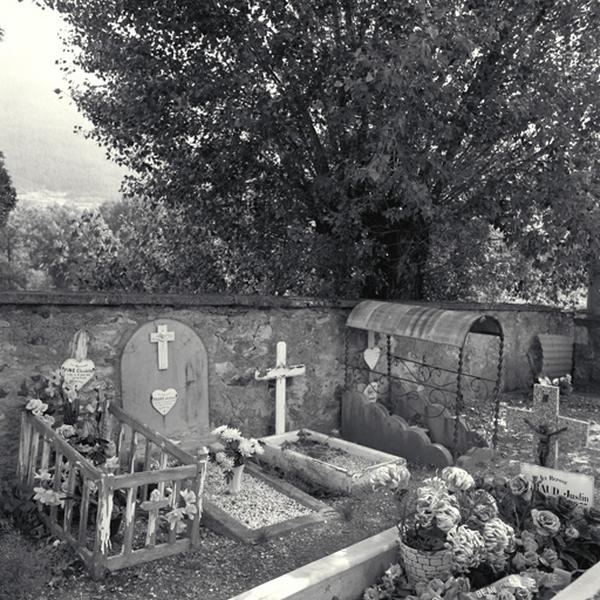 Le cimetière. Contre le mur sud, les tombes les plus anciennes.