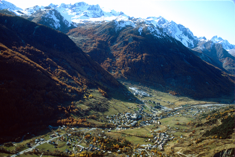Vue d'ensemble de la vallée prise du nord-est.