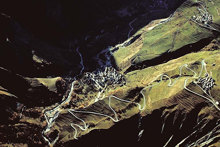 Le bourg et les villages de la Traverse, vue prise de l'est.