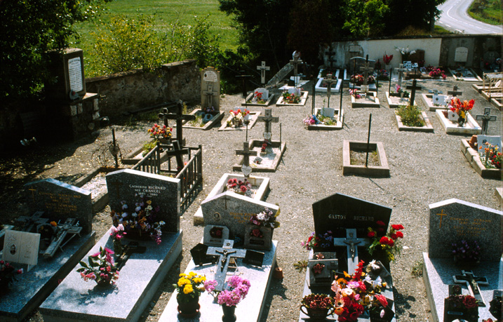 Le cimetière. Vue prise du nord.