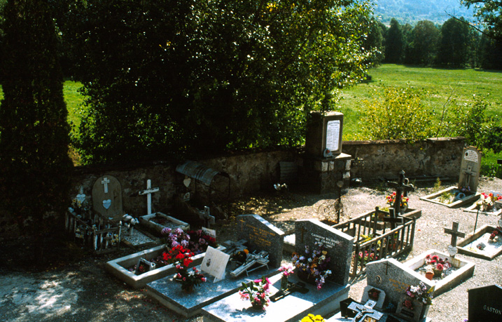 Le cimetière. Contre le mur sud, les tombes les plus anciennes.