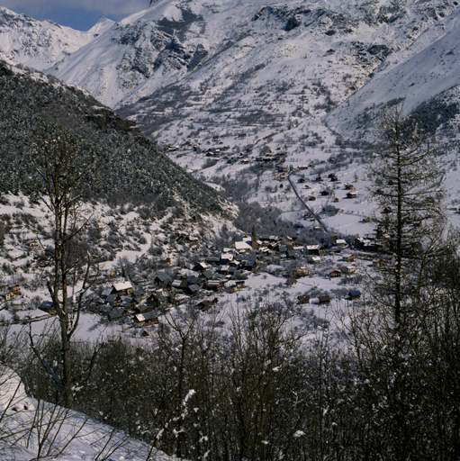 Village. Vue sous la neige.