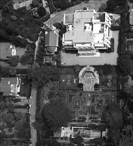 Vue aérienne subverticale prise du sud ; Le jardin italien. Vue aérienne subverticale prise du sud.