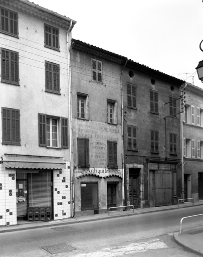 Façade antérieure sur la rue Célestin-Gayol (maison à droite avec l'encadrement de la porte d'accès au logis). ; Façade antérieure rue Célestin-Gayol (il s'agit de la façade située à gauche).