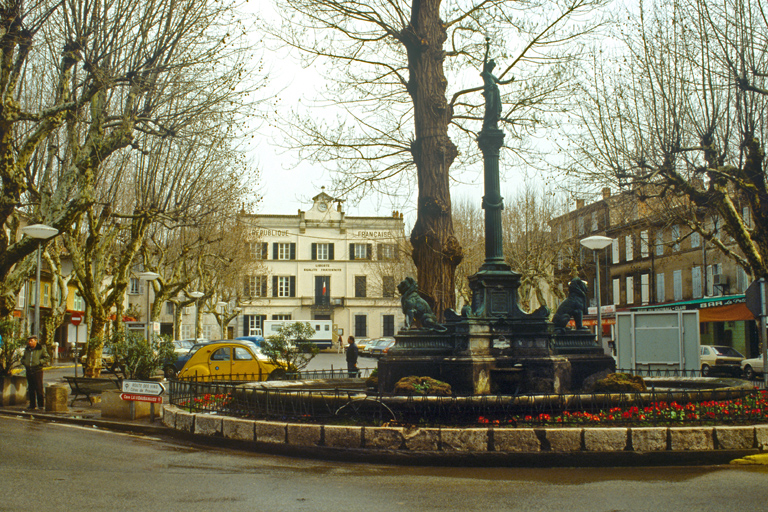 Place Georges-Clemenceau. Vue d'ensemble prise de l'ouest. A l'arrière-plan, la mairie. ; Place Georges-Clemenceau. La fontaine depuis l'ouest. A l'arrière-plan, la mairie.