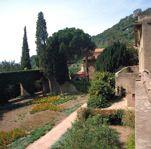 Le jardin clos. Vue d'ensemble prise de la maison en avril 1982