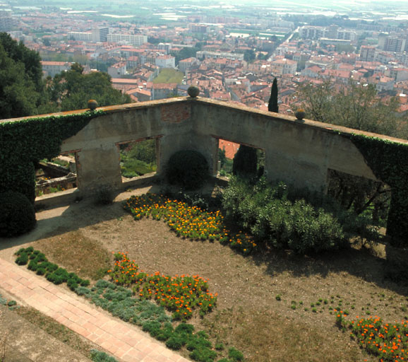 Le jardin clos. Vue de volume prise du deuxième étage de la maison en avril 1982