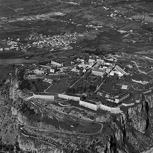 Vue aérienne prise du sud-sud-est. Le front d'Embrun.