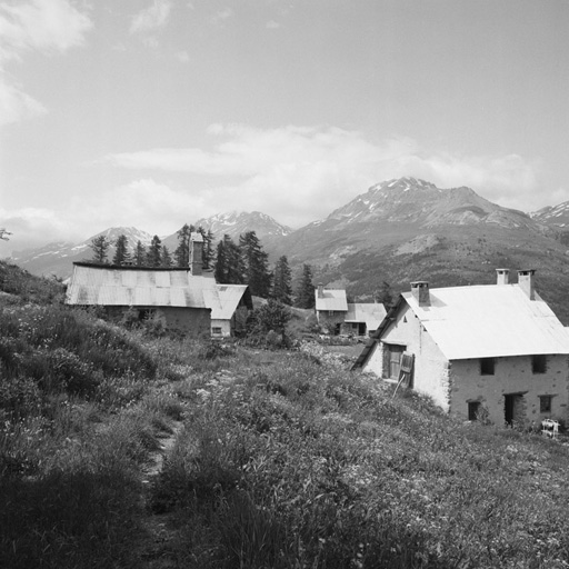 La Salle, Goudissard, chapelle Notre-Dame-des-Neiges. Vue d'ensemble prise du sud. ; La Salle-les-Alpes. Goudissard. Chapelle Notre-Dame-des-Neiges. Vue d'ensemble prise du sud.