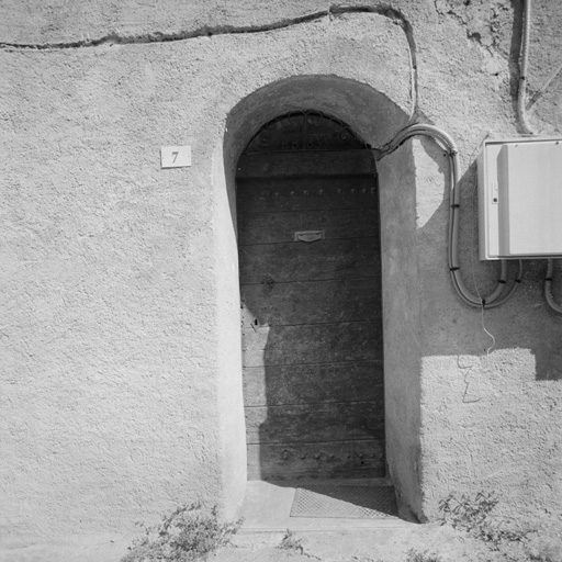 Chef-lieu. Quartier de la Villette. Parcelle 1187. La porte de la court. Dans l'imposte en fer forgé, l'inscription E B 1855.
