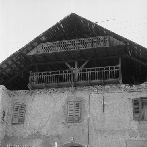 Chef-lieu. Les Aillauds. Parcelles 90-92. Pignon sud : les galeries de séchage.