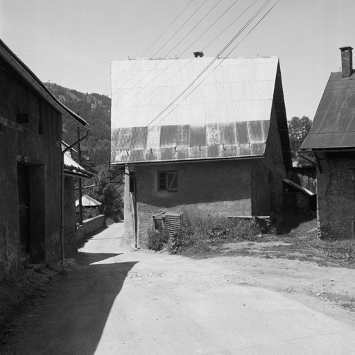 Chef-lieu. Les Aillauds. Parcelle 452. Mur est. Noter la forme du toit de cette maison au plan trapézoïdal.