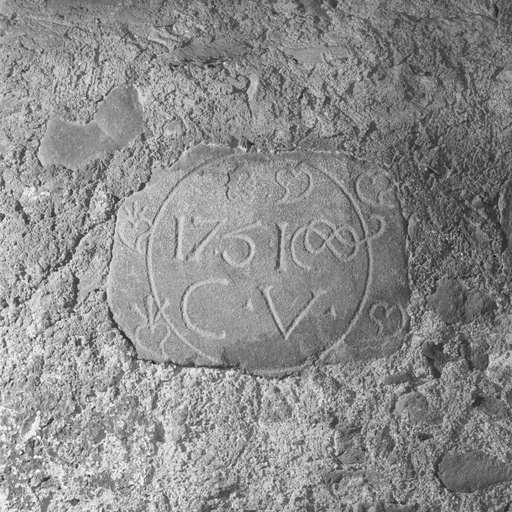 Chef-lieu. Les Aillauds. Parcelle 414. Inscription placée sur le mur arrière.