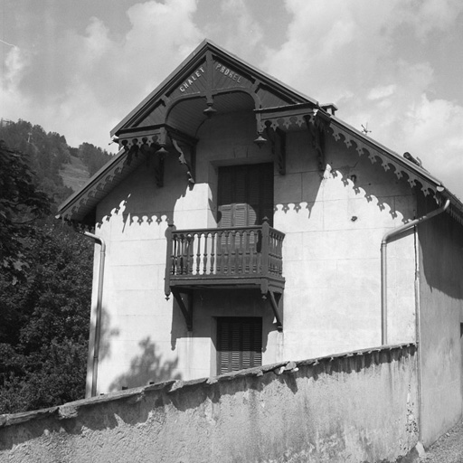 Chantemerle. Parcelle 114. Pignon est d'une maison transformée en résidence de vacances au début du siècle. La mode du chalet savoyard est très sensible dans le décor de la toiture.