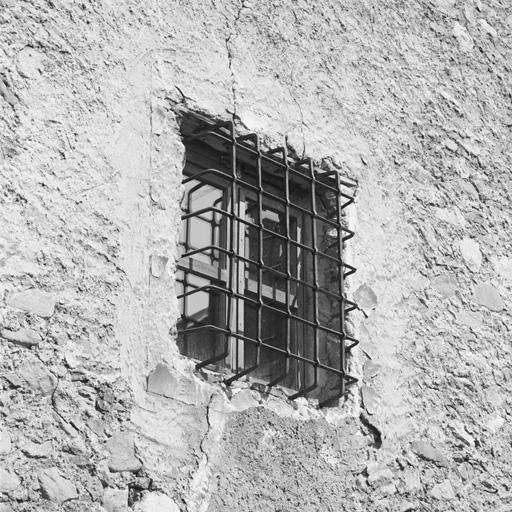 Chantemerle. Parcelle 106. La fenêtre de la chambre à coucher est protégée par une grille en encorbellement et est entourée d'un faux-appareil peint.