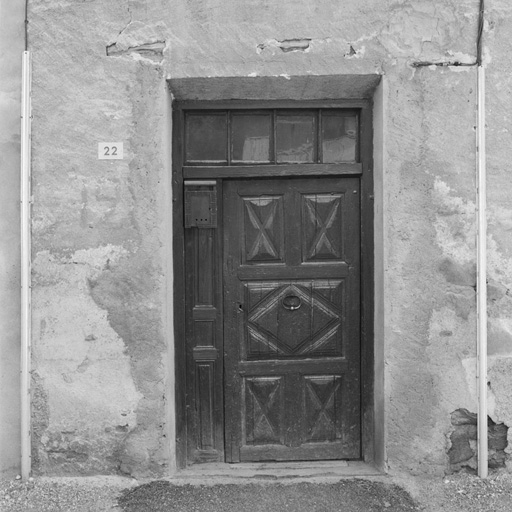 Chantemerle. Parcelle 140. La porte de la court refaite en 1902 après rectification du tracé de la route.