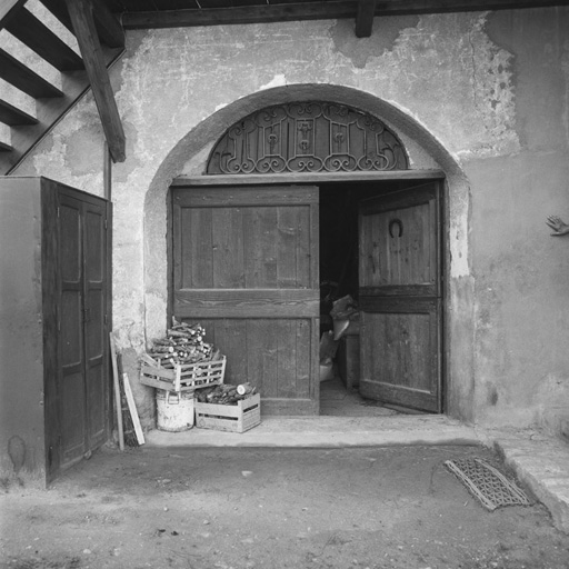 Chantemerle. Parcelle 140. La porte de la grange a été faite en 1902 après rectification du tracé de la route. L'imposte est en fer moulé.