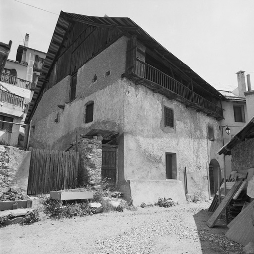 Chantemerle. Parcelle 72. Vue de volume prise de l'ouest. Noter la galerie de séchage au niveau de la grange.