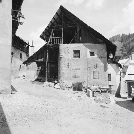 Chantemerle. Parcelle 64. Pignon est avec entrée de grange de plain-pied. Noter la protection de la fenêtre en-dessous du niveau du sol.