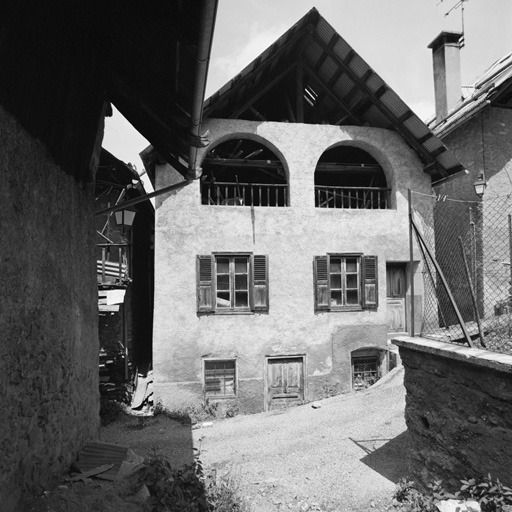 Chantemerle. Parcelle 94. Pignon sud-est. Galerie de séchage et baies en plein-cintre au niveau de la grange.