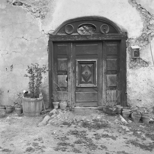 Le Bez. Parcelle 110. La porte de la court.