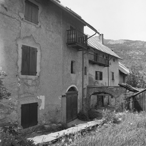 Le Bez. Parcelle 111. Façade sud-est. Les cours des deux maisons mitoyennes sont séparées par un portail.