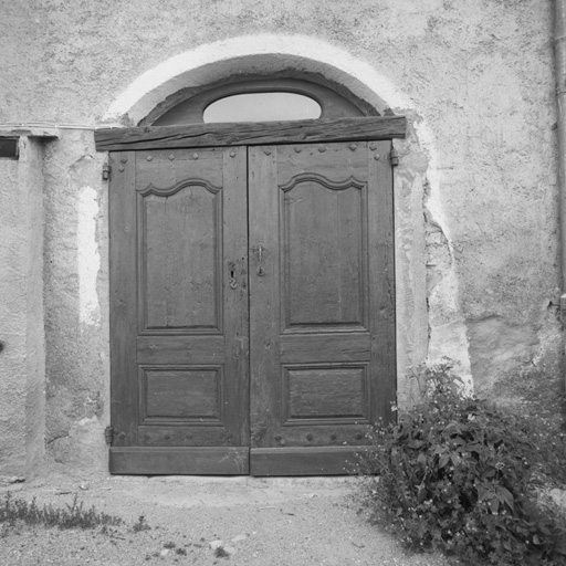 Le Bez. Parcelle 111. La porte de la court.