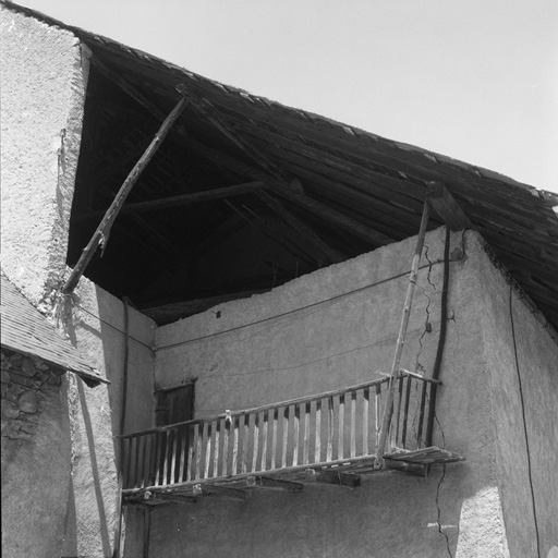 Le Bez. Parcelles 17-18. Galerie de séchage au niveau de la grange.