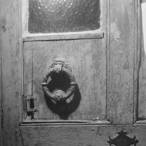 Le Bez. Parcelle 47. Le marteau de la porte.