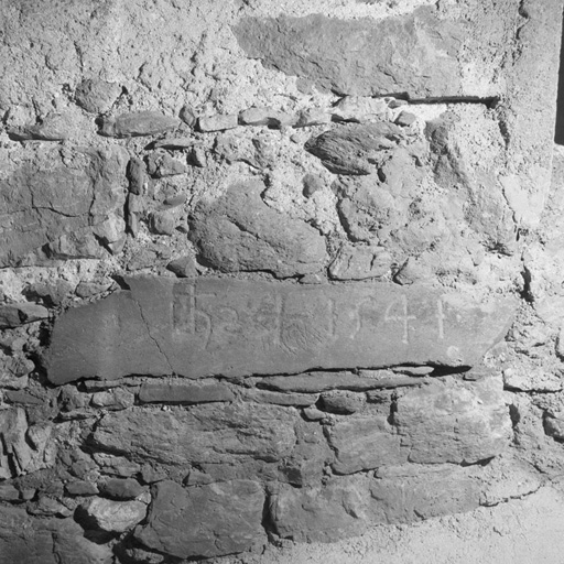 Le Bez. Parcelle 112. Inscription gravée sur une pierre du mur : I H S 1541.