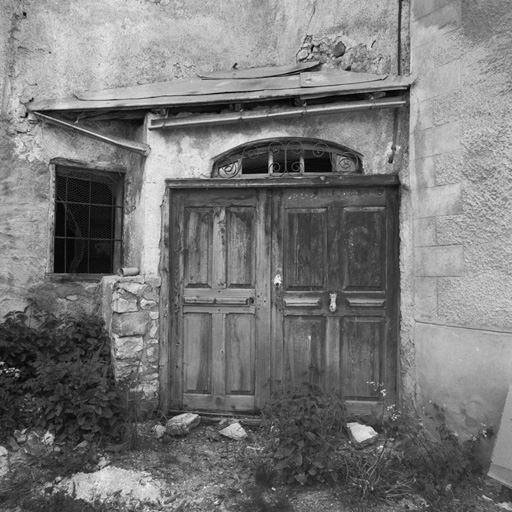 Le Bez. Parcelle 72. La porte de la court en angle.