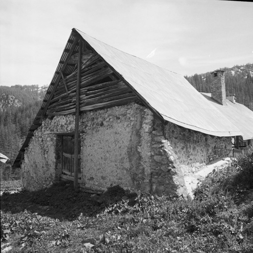 La Salla. Fréjus. P. 551. Chalet d'estive. Pignon en bois avec poteau extérieur.