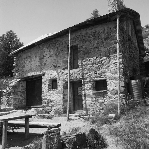 Puy-la-Salle. Chalet. On notera les deux portes distinctes pour la cuisine et l'étable.