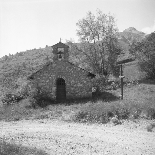 La Salle, route du Bez à Fréjus : chapelle Sainte-Elisabeth. Vue générale prise du nord : mur pignon. ; La Salle-les-Alpes. Le Bez. Route du Bez à Fréjus : chapelle Sainte-Elisabeth. Vue générale prise du nord : mur pignon.