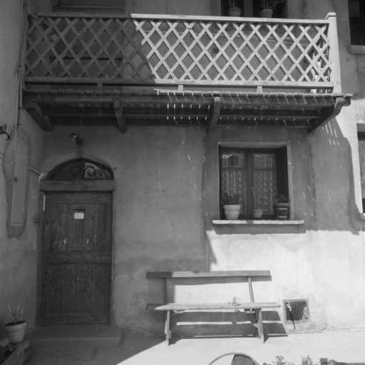 Le Villard-Laté. Parcelle 1074. Balcon d'agrément refait récemment au-dessus de la porte de la court.