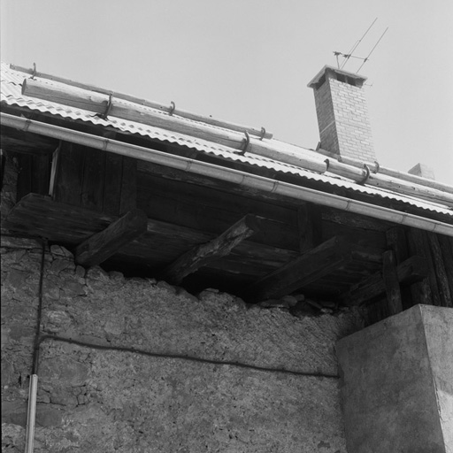 Le Villard-Laté. Parcelle 1075. L'avancée du toit est fermée par des planches.