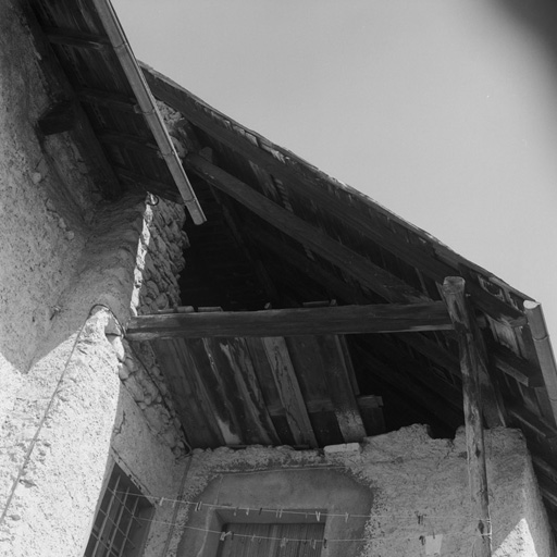 Le Villard-Laté. Parcelles 1077-1078. L'avancée du toit est fermée par des planches.