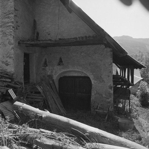 Le Villard-Laté. Parcelle 1037. Pignon arrière avec entrée de grange et jours triangulaires.