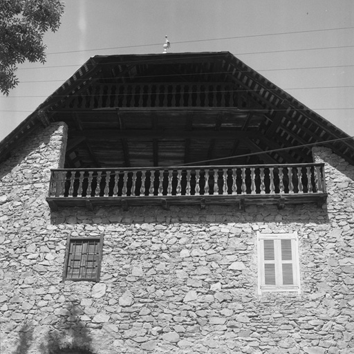 Le Villard-Laté. Parcelle 1032. Pignon sud-ouest. Détail : la galerie de séchage à balustres plats découpés.