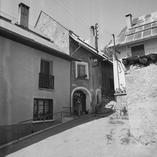 Le Villard-Laté. Parcelle 1037. Vue de volume prise du sud. Noter le pignon découvert qui sépare les deux maisons.