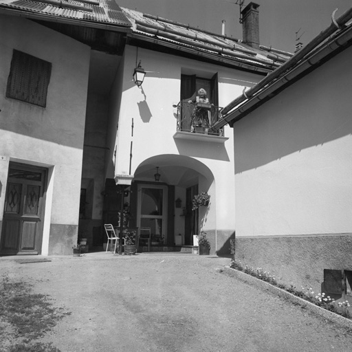 Le Villard-Laté. Parcelle 1039. Court ouverte dont le voûtement s'appuie sur un pilier en métal..