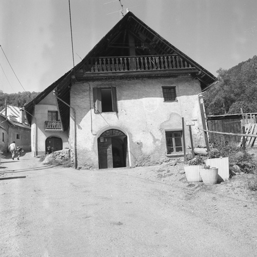 Le Villard-Laté. Parcelle 1054. La façade sud en mur-pignon.