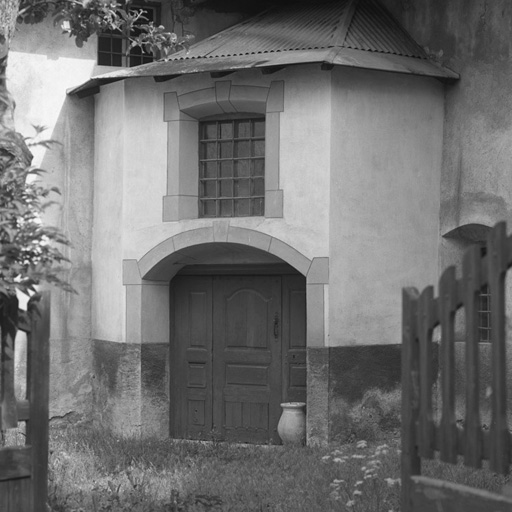 La Chirouze. Parcelle 231. La court porte un décor peint simulant un appareil en pierre de taille autour des baies.